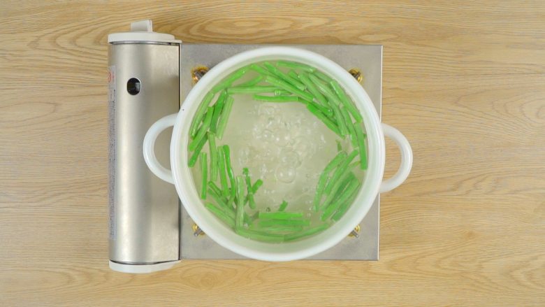 快手八宝酱瓜,汤锅加水煮沸,撒入盐3g,放入藕片焯烫,捞出过冰水沥干,再放入豇豆焯烫,捞出沥干备用