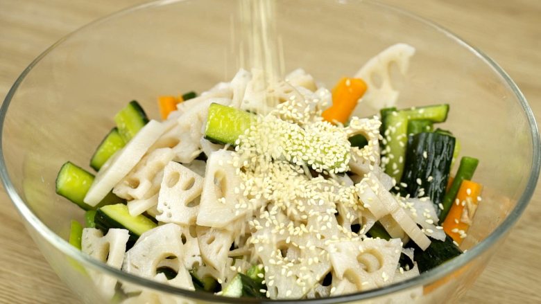 快手八宝酱瓜,再倒入豇豆段、生花生仁100g,揉捏抓拌至黄瓜条变蔫儿,放入藕片、<a style='color:red;display:inline-block;' href='/shicai/ 141911'>熟白芝麻</a>抓拌均匀