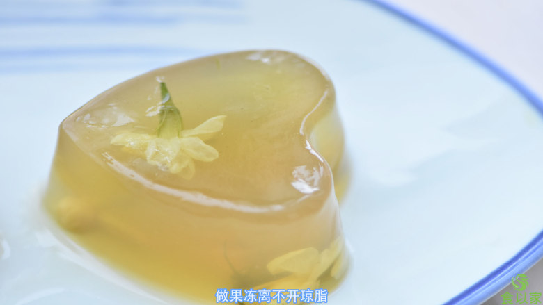 果冻,成型后,倒扣出就可以。