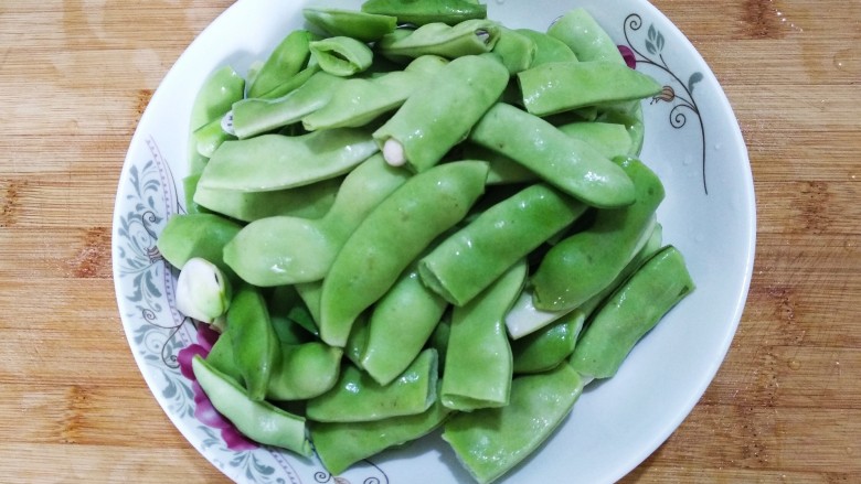 素烧橄榄豆,橄榄豆洗净,去头尾摘成段。
