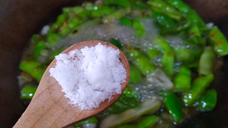 素烧橄榄豆,水开后,放适量的食盐搅拌均匀,继续盖盖子焖。