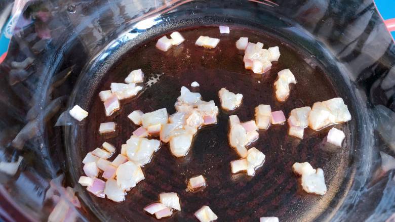 【宝宝辅食】鲜虾疙瘩汤, 锅内倒入核桃油、加入洋葱和鲜虾丁爆香
