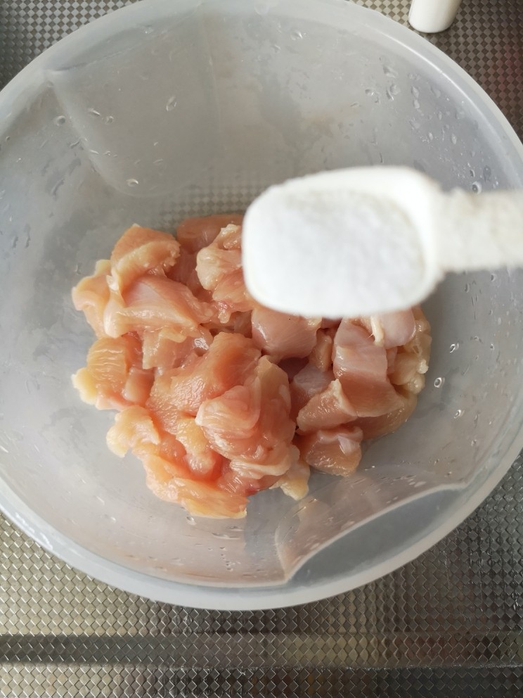 咖喱鸡肉饭,<a style='color:red;display:inline-block;' href='/shicai/ 5885'>鸡脯肉</a>洗净切丁
放盐