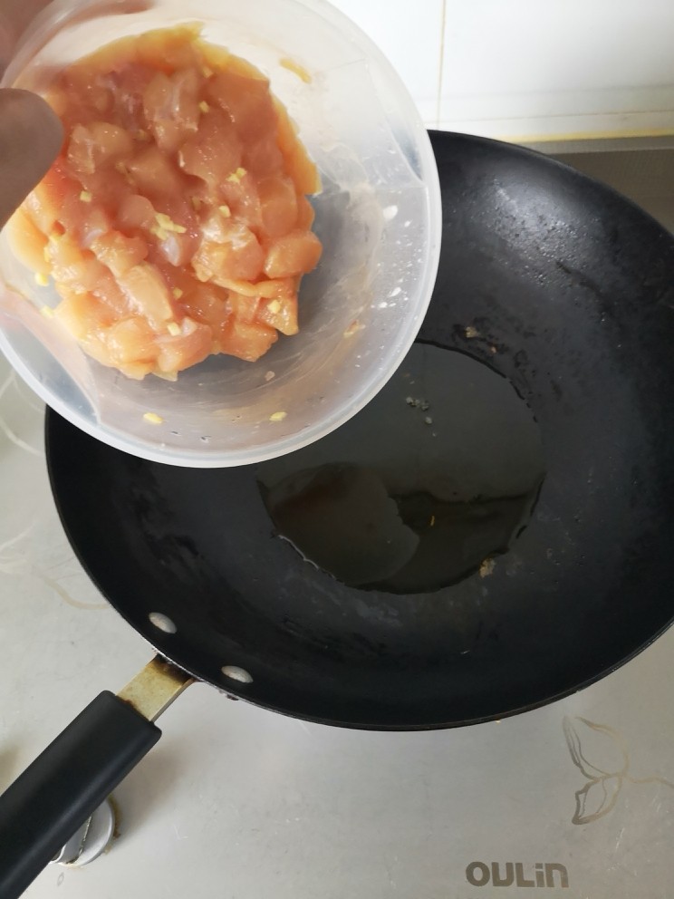 咖喱鸡肉饭,锅里多放点油
下腌制好的鸡脯肉