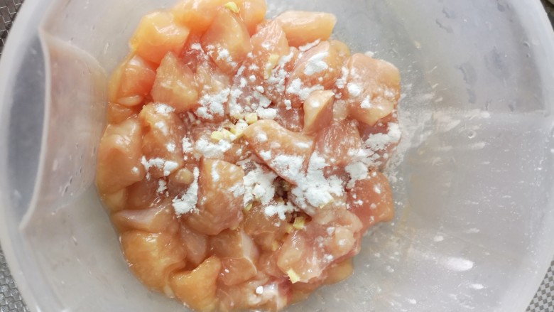 咖喱鸡肉饭,淀粉搅拌均匀
静置半小时