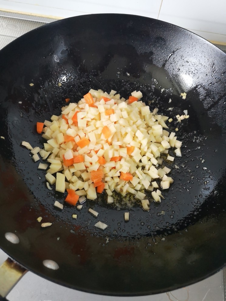 咖喱鸡肉饭,锅里留油
下土豆胡萝卜翻炒片刻