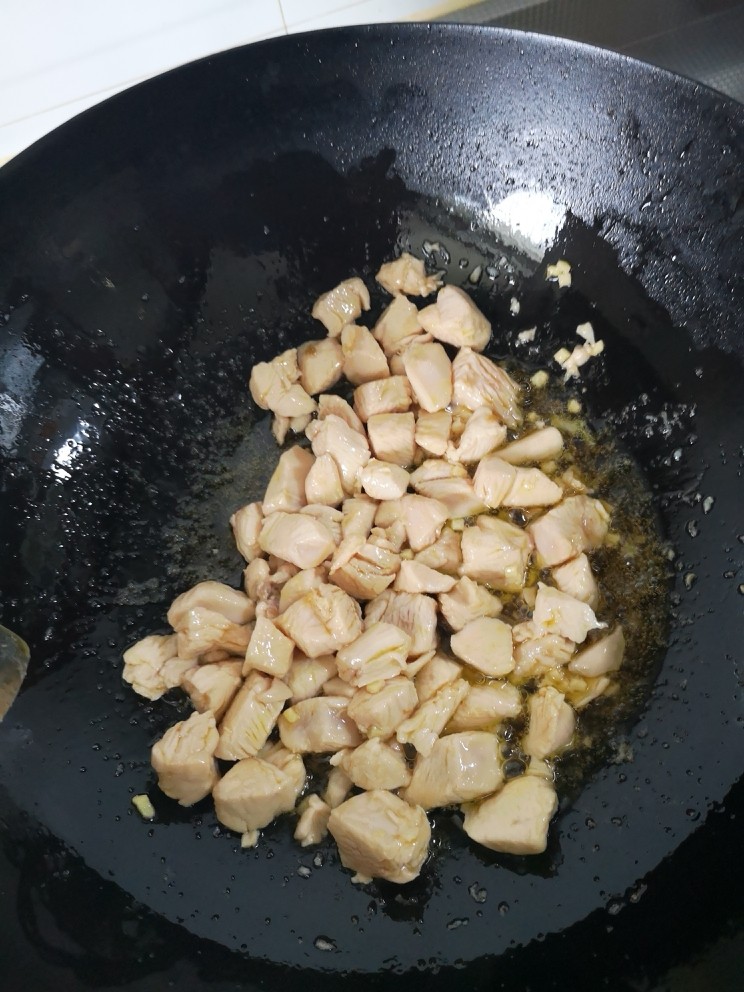 咖喱鸡肉饭,炒至变白
盛出备用