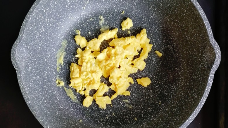 海苔肉松蔬菜炒饭,锅内少许油,倒入打散的鸡蛋炒熟炒散盛出备用