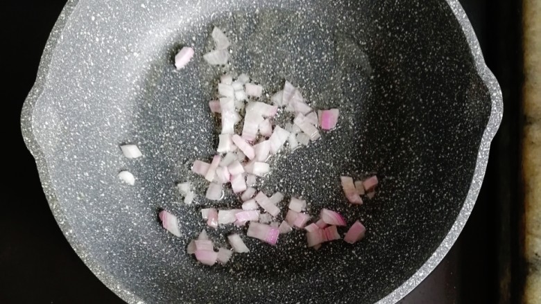 海苔肉松蔬菜炒饭,锅内再倒入一点油,放入洋葱炒香
