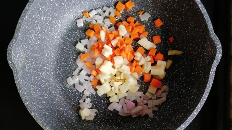 海苔肉松蔬菜炒饭,倒入胡萝卜、土豆炒熟