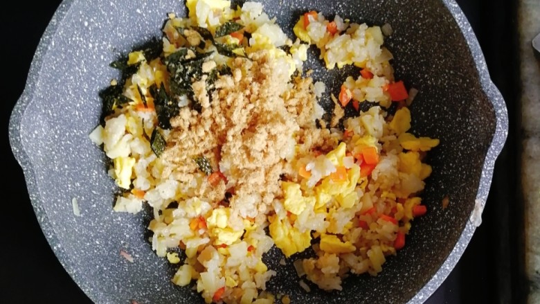 海苔肉松蔬菜炒饭,最后倒入剪碎的海苔和肉松