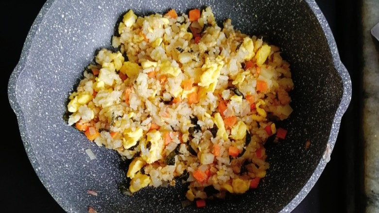 海苔肉松蔬菜炒饭,炒匀出锅