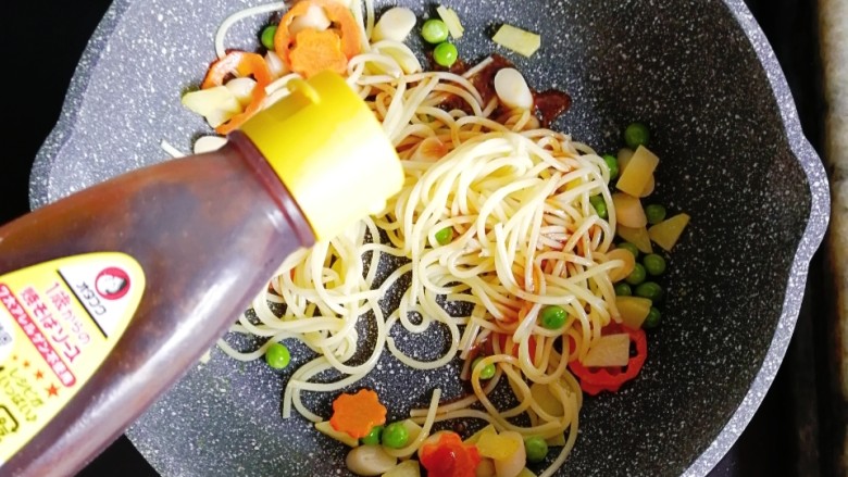 宝宝辅食—土豆鳕鱼肠炒意面,最后挤入适量的炒面酱,炒匀出锅(没有炒面酱的可以用酱油代替)