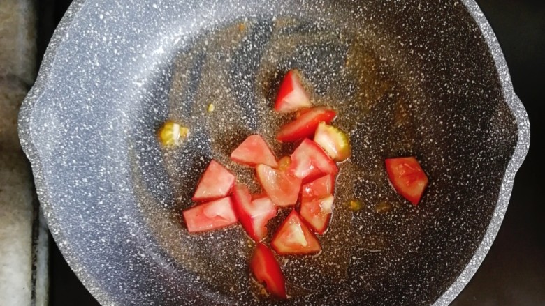 宝宝辅食—番茄豆腐杂蔬面,锅内倒入少许油,放入番茄翻炒