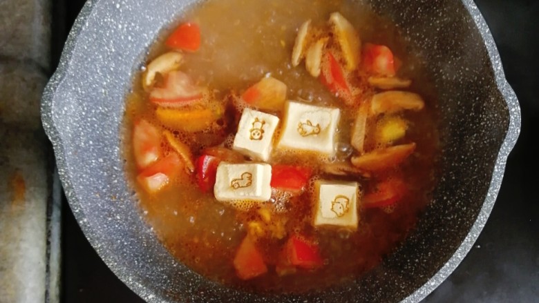 宝宝辅食—番茄豆腐杂蔬面,水煮开后,放入卡通豆腐煮