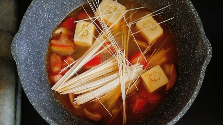 宝宝辅食—番茄豆腐杂蔬面,煮至豆腐变软后,放入适量的<a style='color:red;display:inline-block;' href='/shicai/ 4687'>面</a>