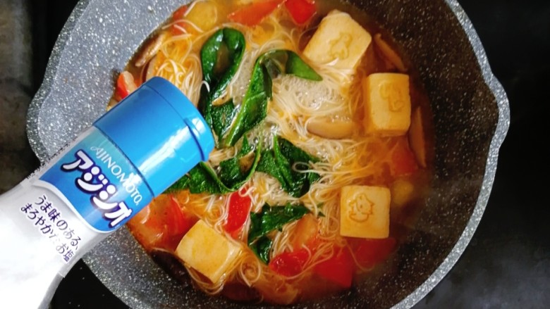 宝宝辅食—番茄豆腐杂蔬面,所有食材煮熟后,怕适量的盐炒匀出锅