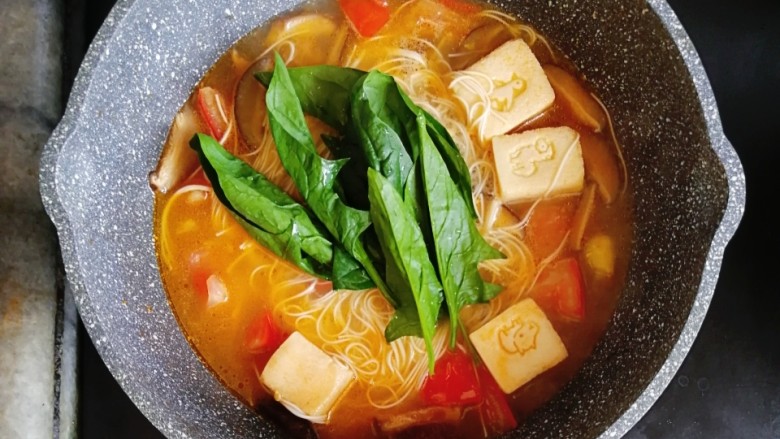 宝宝辅食—番茄豆腐杂蔬面,面煮软后,倒入洗干净的菠菜