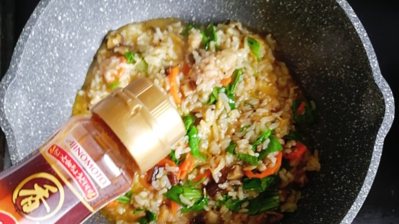 宝宝辅食—杂蔬虾皮猪肉烩饭,煮至食材全熟,汤汁基本收干,滴两滴芝麻油