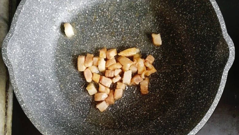 宝宝辅食—杂蔬虾皮猪肉烩饭,锅内少许油,倒入腌好的猪肉翻炒至变色