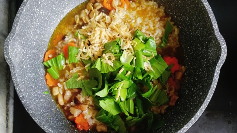 宝宝辅食—杂蔬虾皮猪肉烩饭,煮至汤汁收了一半,倒入青菜和<a style='color:red;display:inline-block;' href='/shicai/ 288'>虾皮</a>