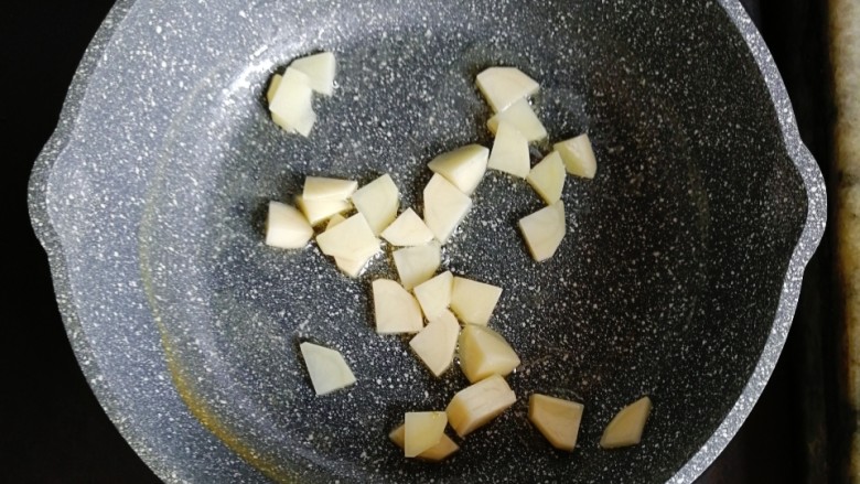 宝宝辅食—西葫芦香肠鸡蛋高汤烩意面,锅内倒入少许油,放入土豆翻炒至半透明
