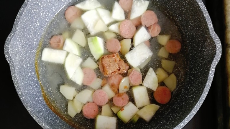 宝宝辅食—西葫芦香肠鸡蛋高汤烩意面,倒入一大碗清水和一块高汤块(有骨头汤之类的就不用高汤块啦)中火煮