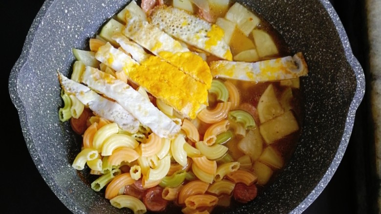 宝宝辅食—西葫芦香肠鸡蛋高汤烩意面,煮至高汤块融化,蔬菜煮熟后,倒入之前煮熟的意面和煎熟的鸡蛋,翻炒均匀再煮1分钟