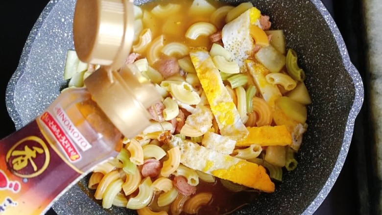 宝宝辅食—西葫芦香肠鸡蛋高汤烩意面,出锅前滴几滴芝麻油