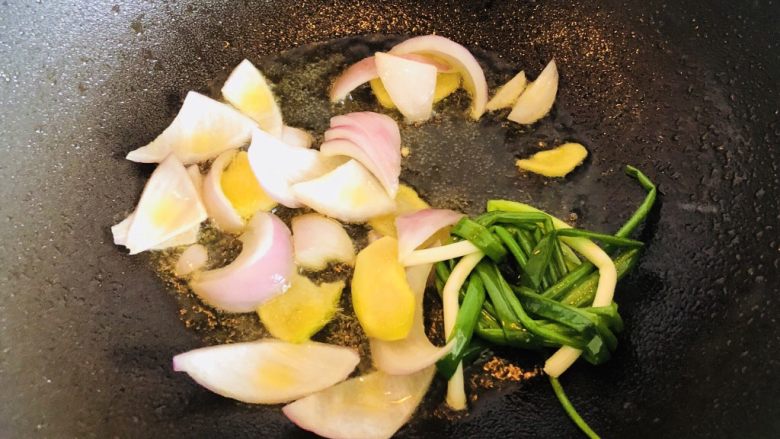 番茄土豆炖牛腩,大火加热炒锅中的油,放入香葱结(或大葱1根,切成大段)、老姜片和<a style='color:red;display:inline-block;' href='/shicai/ 29'>洋葱</a>炒出香气。