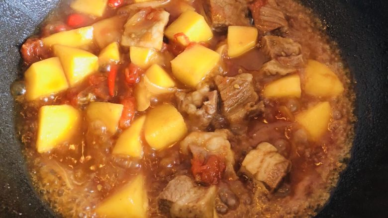 番茄土豆炖牛腩,调入生抽,倒入可以没过锅中食材的热水,调入盐和冰糖,改大火煮沸后转小火煮2小时。