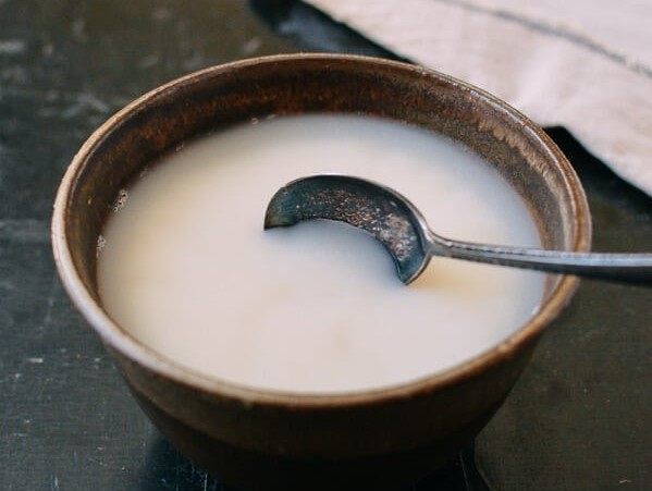 炼制猪油,冷却后放在冰箱里。猪油会凝固,变成最可爱的乳白色。
