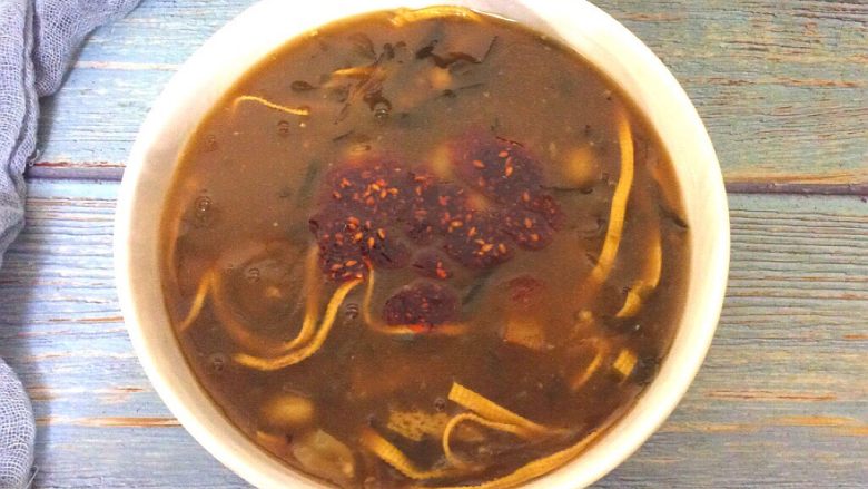 胡辣汤,盛入碗中根据自己口味,加入少许醋和油泼辣子,一碗超棒的胡辣汤就可以了吃了