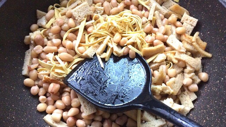 胡辣汤,锅中加入花生,豆腐丝,面筋翻炒片刻
