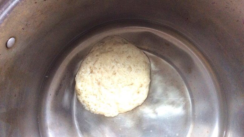 胡辣汤,取锅加适量的水把洗好的面筋放入煮熟,水开后煮5分钟即可,取出放凉撕成小块备用