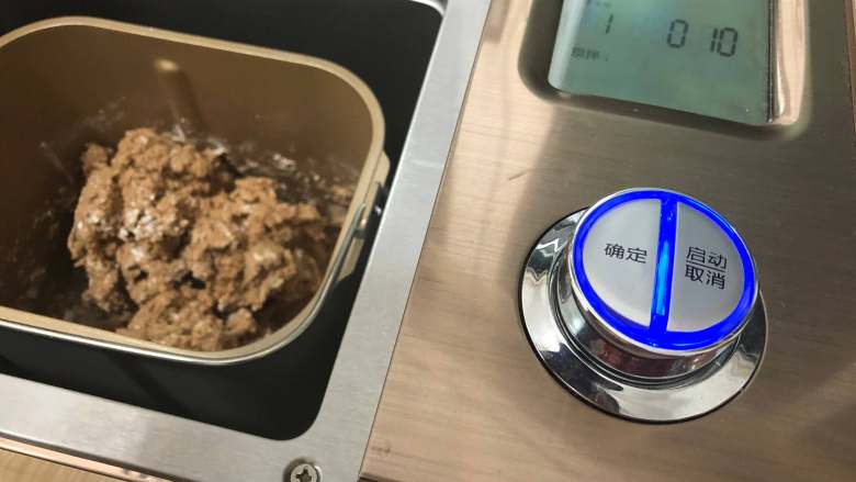 可可面包棒,启动和面功能,调至22分钟,揉至面团光滑即可拿出