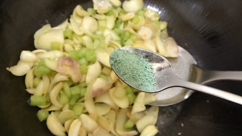鲜百合青瓜丁,加一丢丢蔬之鲜(鸡精),翻炒均匀,即可