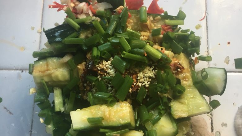 凉拌黄瓜🥒,依次放入  <a style='color:red;display:inline-block;' href='/shicai/ 37'>姜</a>末 蒜末 <a style='color:red;display:inline-block;' href='/shicai/ 89866'>油炸辣椒面</a>一勺  盐 鸡精少许   味极鲜2勺   <a style='color:red;display:inline-block;' href='/shicai/ 7811'>玫瑰醋</a>2勺  葱花