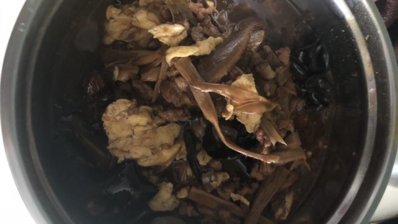 打卤面,最后放入提前准备好的炒蛋,淀粉勾芡,鸡精 盐调味!