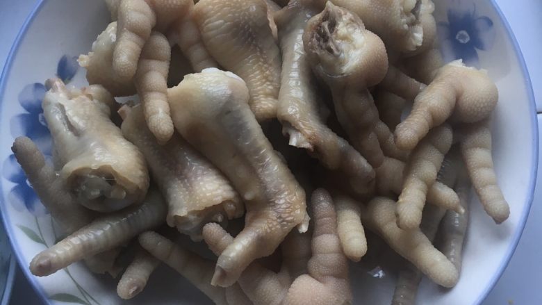 酱香鸡爪,捞出后过两遍水,洗净后沥水放入盘中