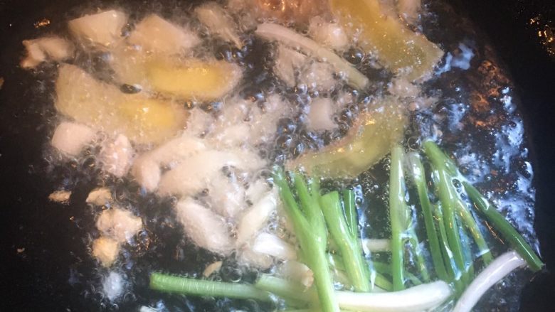 酱香鸡爪,锅里放油烧热后放入姜片 蒜末 葱段煸炒出香味
