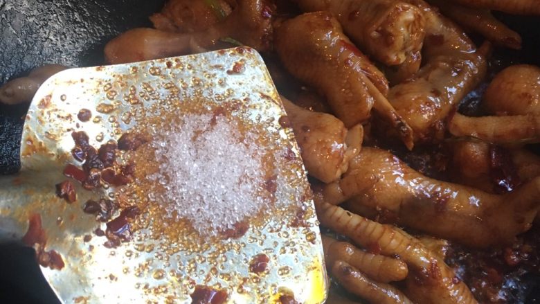 酱香鸡爪,翻炒均匀后,放入适量料酒 白砂糖 一点点盐,继续翻炒