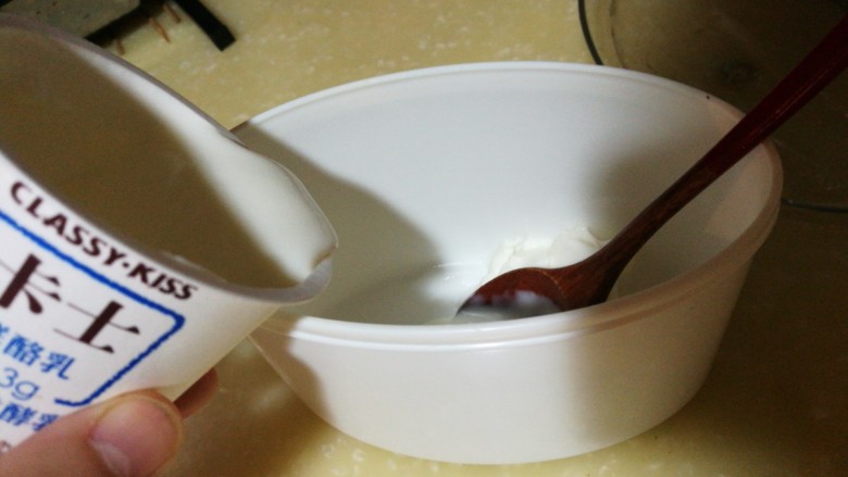 瘦身早餐,鸡蛋蓝莓牛油果思慕雪,前一晚将1/3杯酸奶倒入容器中。