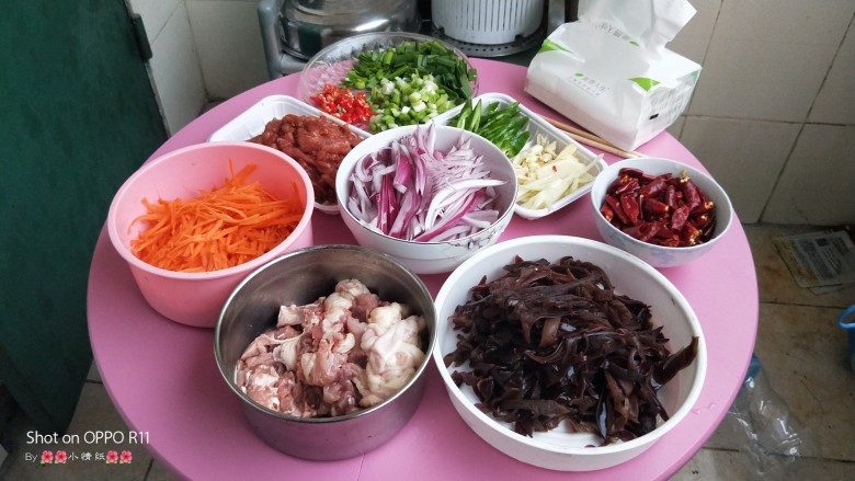 辣子鸡丁,鸡肉切小块加入<a style='color:red;display:inline-block;' href='/shicai/ 718'>料酒</a>，花胶粉，胡椒粉，盐，腌制十分钟左右