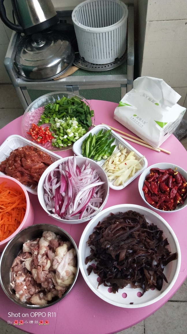 辣子鸡丁,加菜籽油，放入葱姜蒜爆出香味加入<a style='color:red;display:inline-block;' href='/shicai/ 700'>花椒</a>杂志香味放入备用的炸鸡肉，翻炒至均匀放点<a style='color:red;display:inline-block;' href='/shicai/ 46964'>郫县豆瓣酱</a>上色放入<a style='color:red;display:inline-block;' href='/shicai/ 135324'>生抽酱油</a>翻炒最后放入<a style='color:red;display:inline-block;' href='/shicai/ 86474'>干辣椒</a>翻炒出香味即可