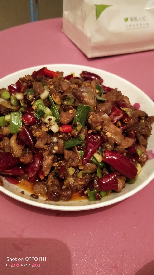 辣子鸡丁,一道美味的辣子鸡丁就做成了。