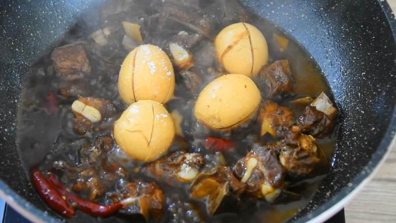 啤酒卤蛋烧排骨—吸收了肉汁的鸡蛋,比肉还好吃,加入1勺盐、2勺糖,炒匀,大火收汁即可。