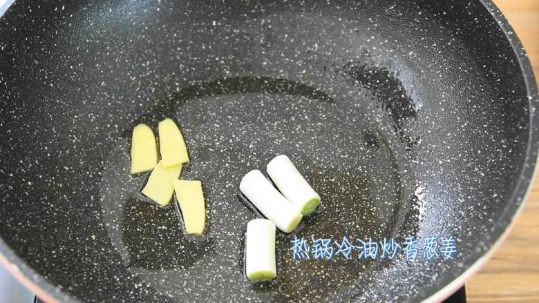 啤酒卤蛋烧排骨—吸收了肉汁的鸡蛋,比肉还好吃,热锅冷油,炒香葱姜。