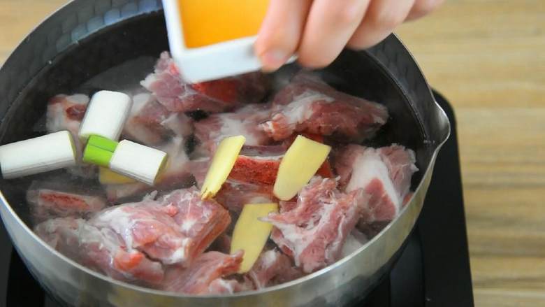 啤酒卤蛋烧排骨—吸收了肉汁的鸡蛋,比肉还好吃,排骨冷水洗净,放入姜片、葱段,加入料酒,大火烧开,撇去浮沫。