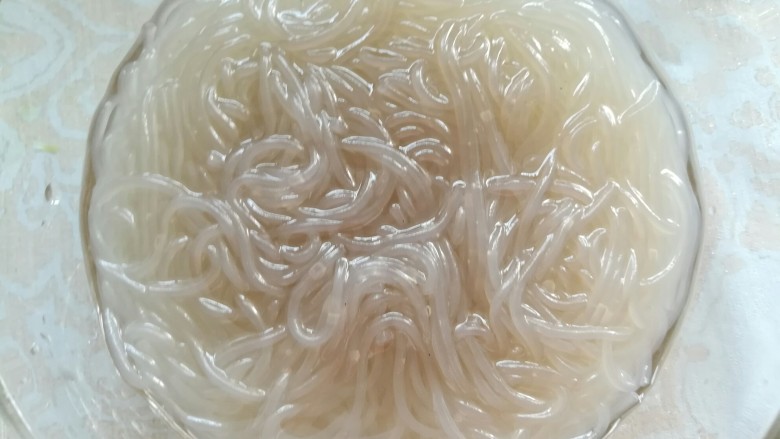 凉拌菠菜粉条,捞出,过一遍凉白开